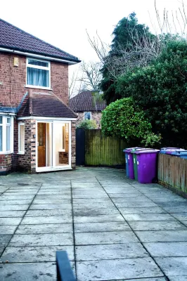 The Bank - Real Liverpool Living - 3 Beds, Garden & Free Parking - Bungalows