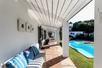 Sixteen Guesthouse on Main - Pools