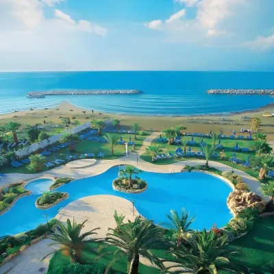 Sandy Beach Hotel & Spa Отели рядом с достопримечательностью «Соленое озеро Ларнака»