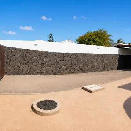 HEATED PRIVATE POOL - FREE PARKING - BARBECUE - FREE WIFI.
