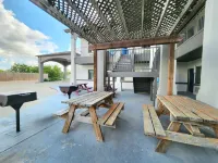 Days Inn & Suites by Wyndham Gonzales TX - parking