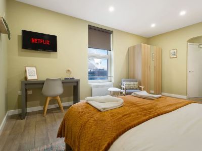 Luxurious 1 Bedroom With Private Parking and Wifi