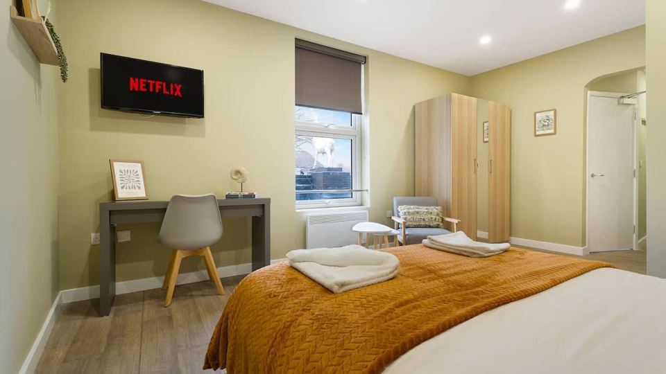 Luxurious 1 Bedroom With Private Parking and Wifi