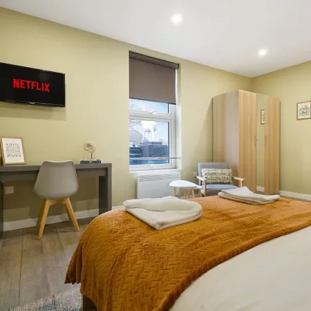 Luxurious 1 Bedroom With Private Parking and Wifi