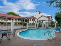 Super 8 by Wyndham Houston/Brookhollow NW カーバック・ブルーイング周辺のホテル