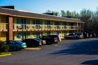 Castle Inn & Suites by OYO Chickasha - Bãi đậu xe