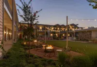 Caravan Court Hotel - Pools