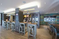 Premier Inn Honiton - Parking