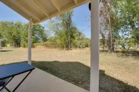 Walk to Main Street! Cozy Stockdale Cabin - 2-Star