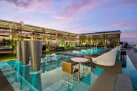 O Hotel Pune - piscine