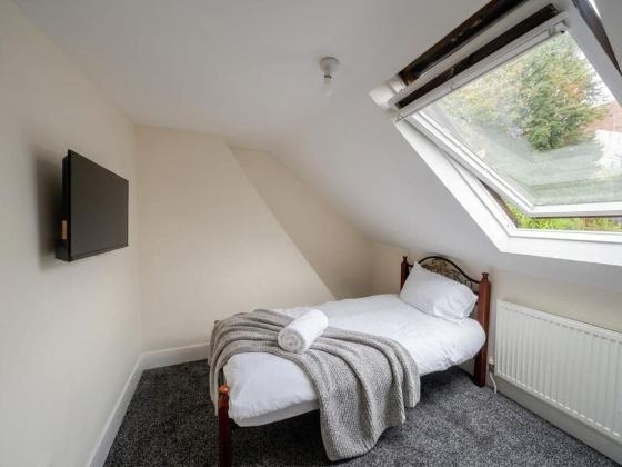 Stylish 3-bed Apartment - Caterham - Sleeps 5