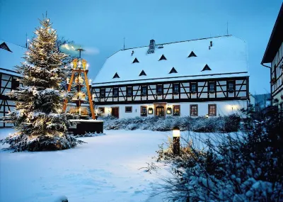 Hotel Folklorehof Hotels in der Nähe von Alvin - Der größte Räuchermann der Welt.