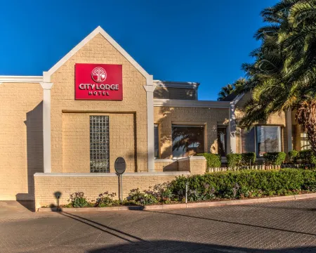 City Lodge Hotel Bloemfontein Отели рядом с достопримечательностью «Free State National Botanical Garden»