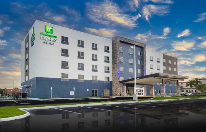Holiday Inn Express & Suites FORT MYERS AIRPORT by IHG