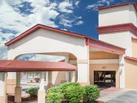 Ramada by Wyndham Columbia - parking