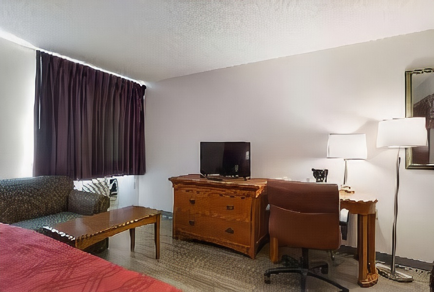 Econo Lodge Inn & Suites