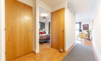 Stylish 1 Bedroom Apartment - Central Birmingham Cube and Mailbox