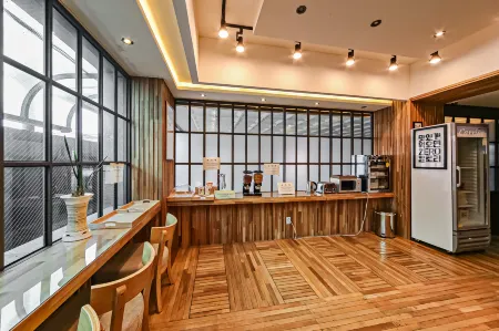 V Hotel Отели рядом с достопримечательностью «Yishu Island Migratory Park»