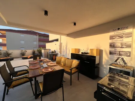 Sunshine Deluxe 80m2 Apartment with Pool, 50 m2 Garden Lounge and Outdoor Space Отели рядом с достопримечательностью «Church of St. Charles Borromeo»