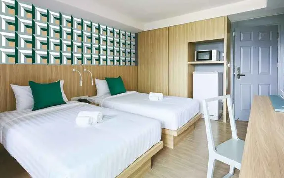 ห้องดีลักซ์ เตียงใหญ่ 1 เตียงหรือเตียงเดี่ยว 2 เตียง วิวสระน้ำ