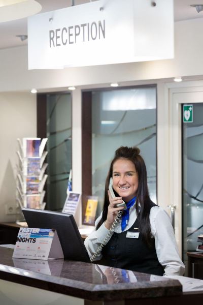 Front Desk Radisson Blu Hotel Olümpia Photo