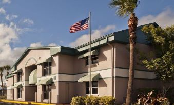 Super 8 by Wyndham Kissimmee/Maingate/Orlando Area