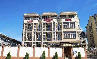 Lazurnoye Okno Hotel