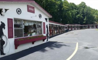 A Holiday Motel - Maggie Valley