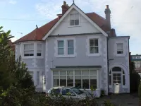 Beachcomber Holiday Apartments Hotel dekat Durlston Castle