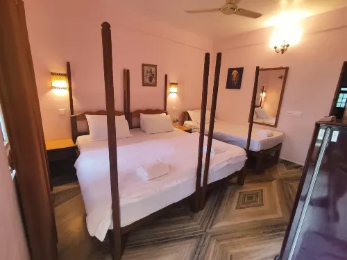 Maria Paulo Guest House Bar and Restaurant Hotels in Cola