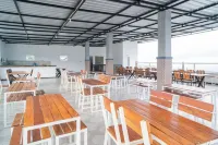 Sans Hotel Queen Batu - parcheggio