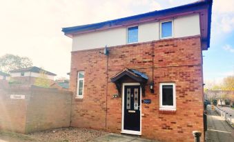Inviting 2-Bed House in Milton Keynes - Netflix
