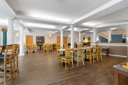 Best Western Plus Executive Court Inn  Conference Center Отели в г. Сандан
