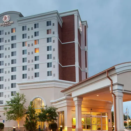 DoubleTree by Hilton Greensboro Отели рядом с достопримечательностью «Торговый центр Four Seasons»