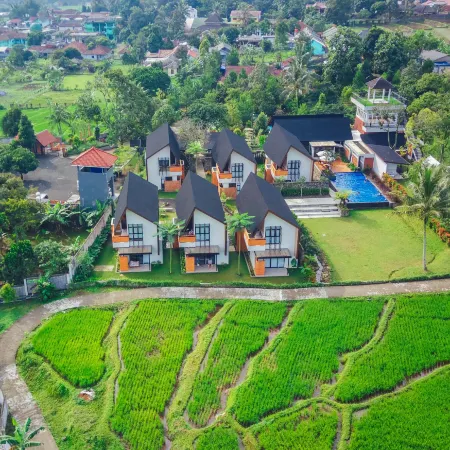 Lenirra Villa & Resto Hotels in Cijeruk