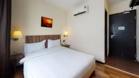 9 Square Hotel - Seri Kembangan Отели рядом с достопримечательностью «Terminal Bersepadu Selatan»
