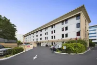 Première Classe Paris-Ouest Gennevilliers Hôtels à proximité de : E.Leclerc GENNEVILLIERS