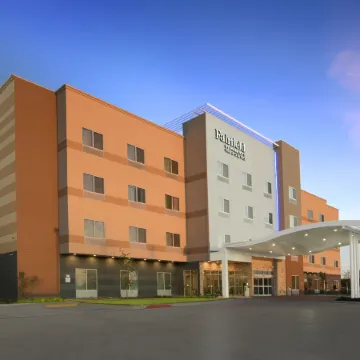 Fairfield Inn & Suites Dallas East Отели рядом с достопримечательностью «Парк Уайт Рок Лейк»