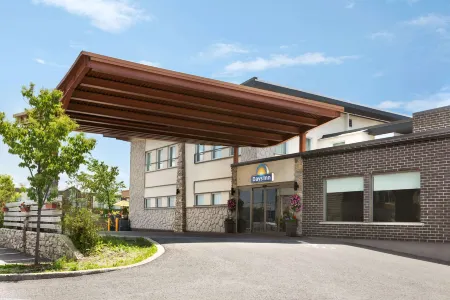 Days Inn by Wyndham Montreal East Отели рядом с достопримечательностью «Parc de rails Dillon Ojo»