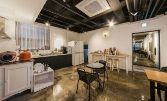 Vallas Hotel & Guest House - Housity