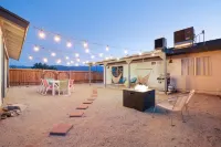 The Rockhopper - Hot Tub, Fire Pit & Walk to Downtown Jt! 4 Bedroom Home by RedAwning 約書亞樹村住宿飯店