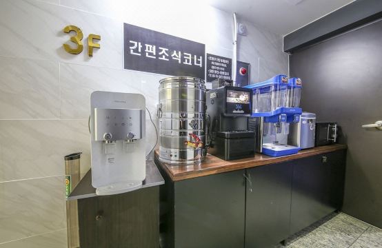 필호텔 내부 카페테리아나 편의시설 공간