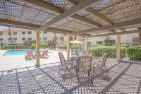 Ramada by Wyndham Barstow - Pools