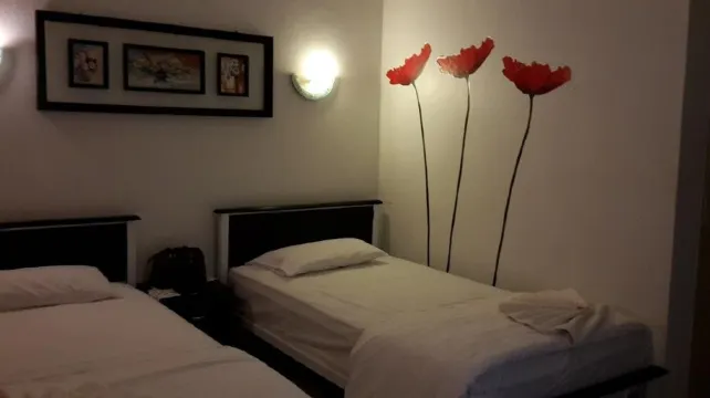 ห้องดีลักซ์เตียงคู่ พร้อมเตียงเดี่ยวสองเตียง