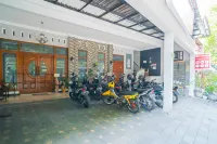 RedDoorz Near Matahari Singosaren Solo Các khách sạn ở Serengan
