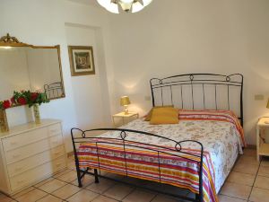 Meridiana Holiday House with Shared Swimming Pool