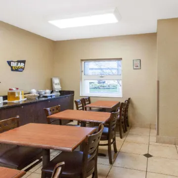 Travelodge by Wyndham Romulus Detroit Airport