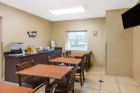 Travelodge by Wyndham Romulus Detroit Airport