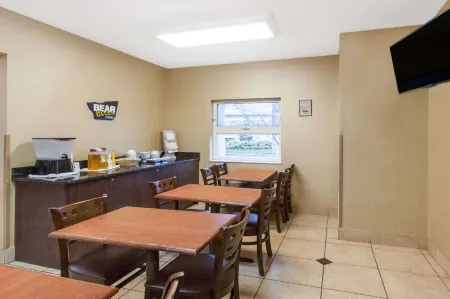 Travelodge by Wyndham Romulus Detroit Airport