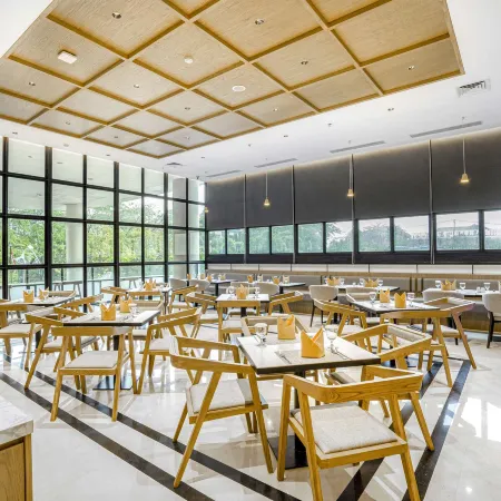 Golden Tulip Pontianak Отели рядом с достопримечательностью «Памятник Digulis»